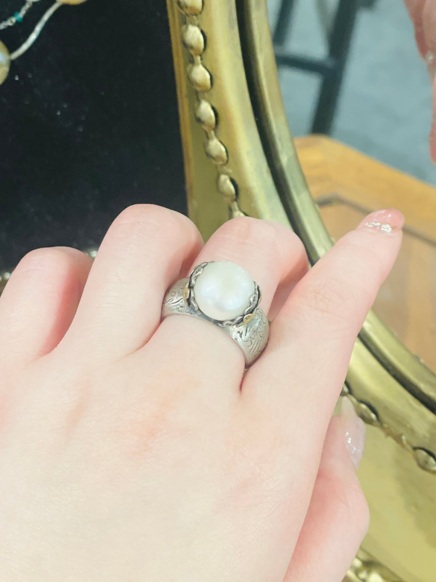 R24104 Pearl With Heron Carving Ring