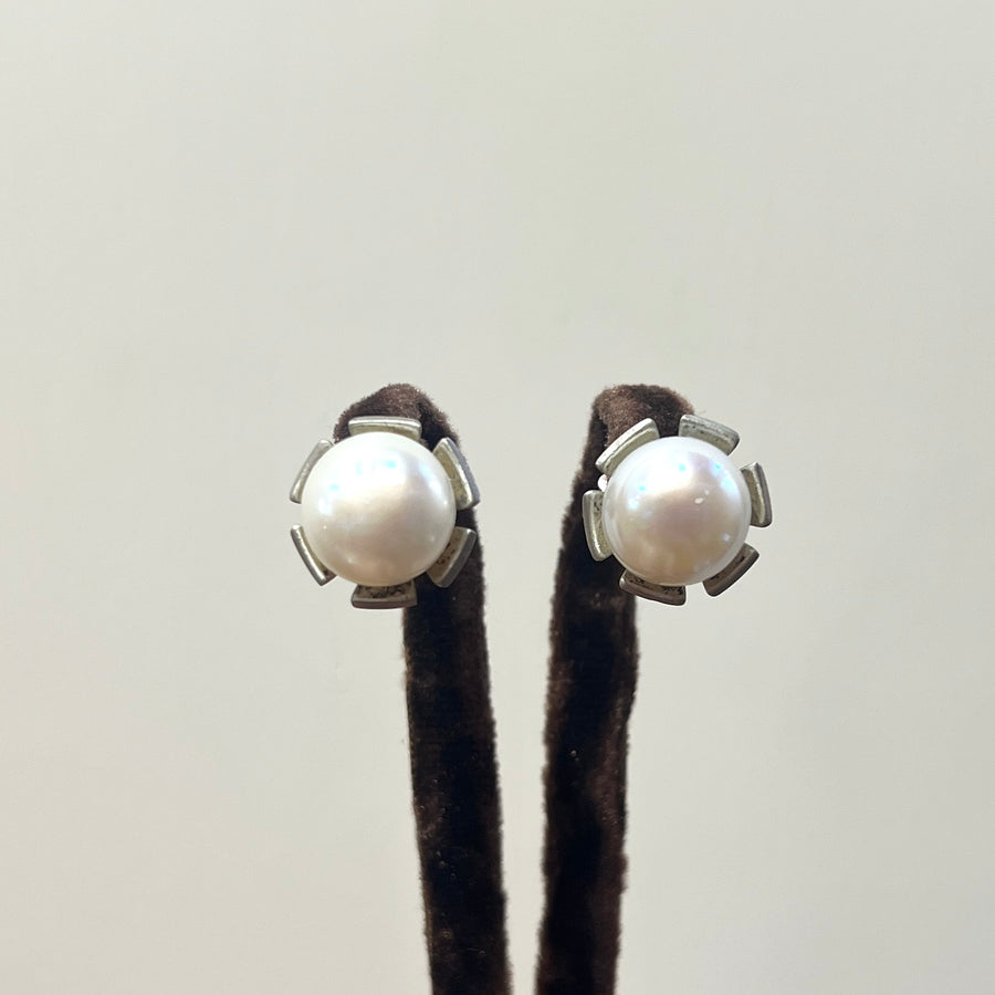 E24096 Simple Fresh Water Pearl Earrings in 925 Matte Silver