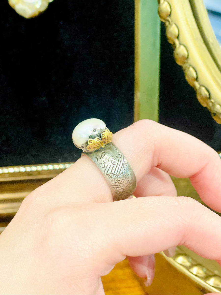 R24104 Pearl With Heron Carving Ring