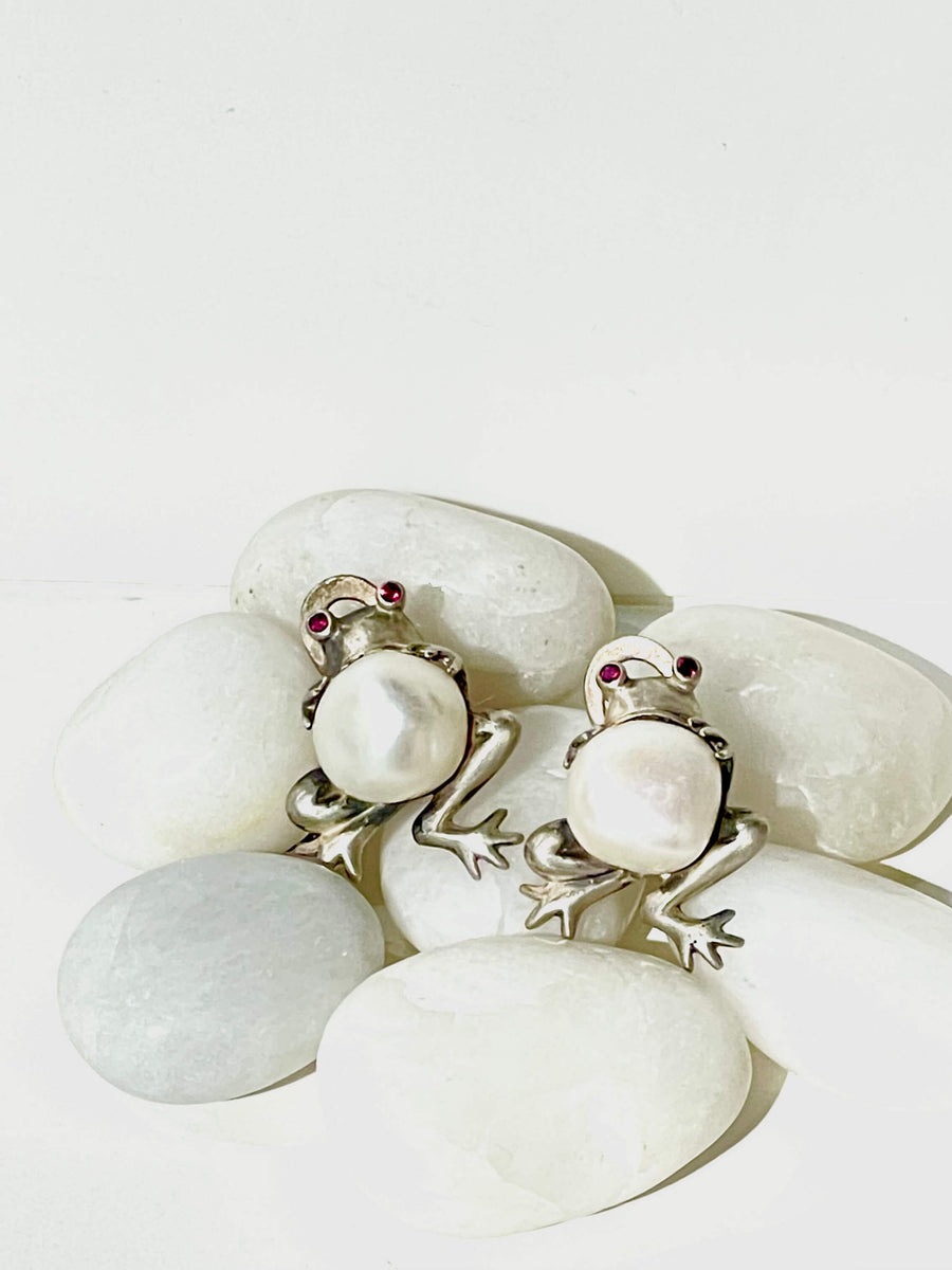 Matte Sliver Frog Pearl Earrings