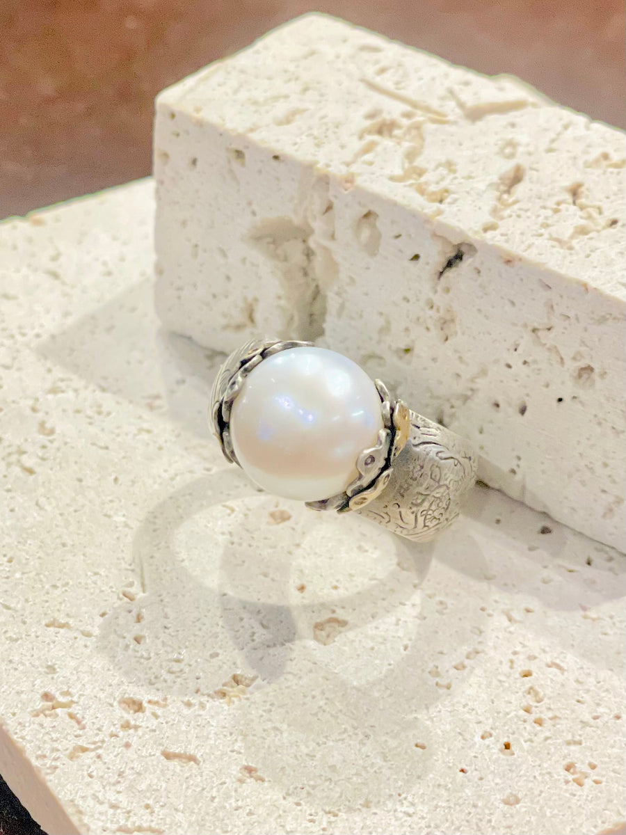 R24104 Pearl With Heron Carving Ring