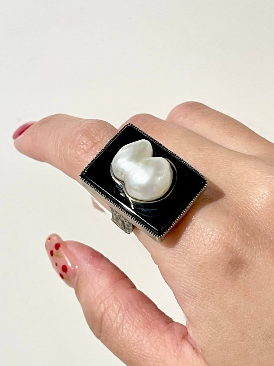 Black Onyx Wulu Pearl Ring