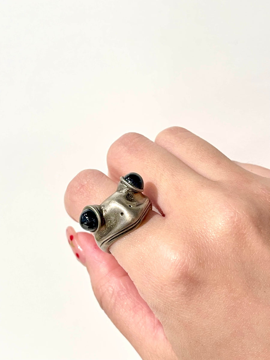 Matte Sliver Frog Onyx Ring