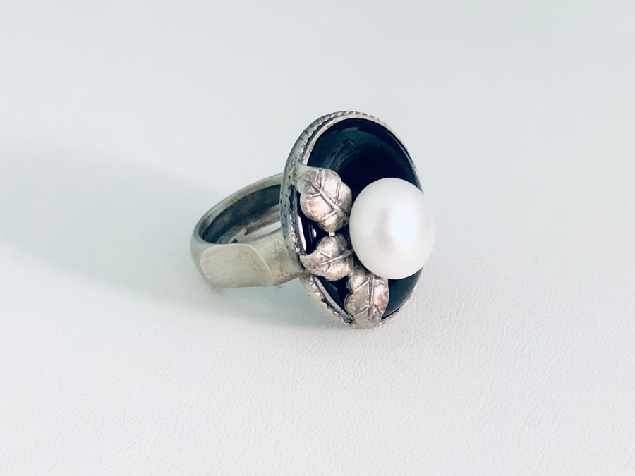 Onyx Pearl Leaf Ring