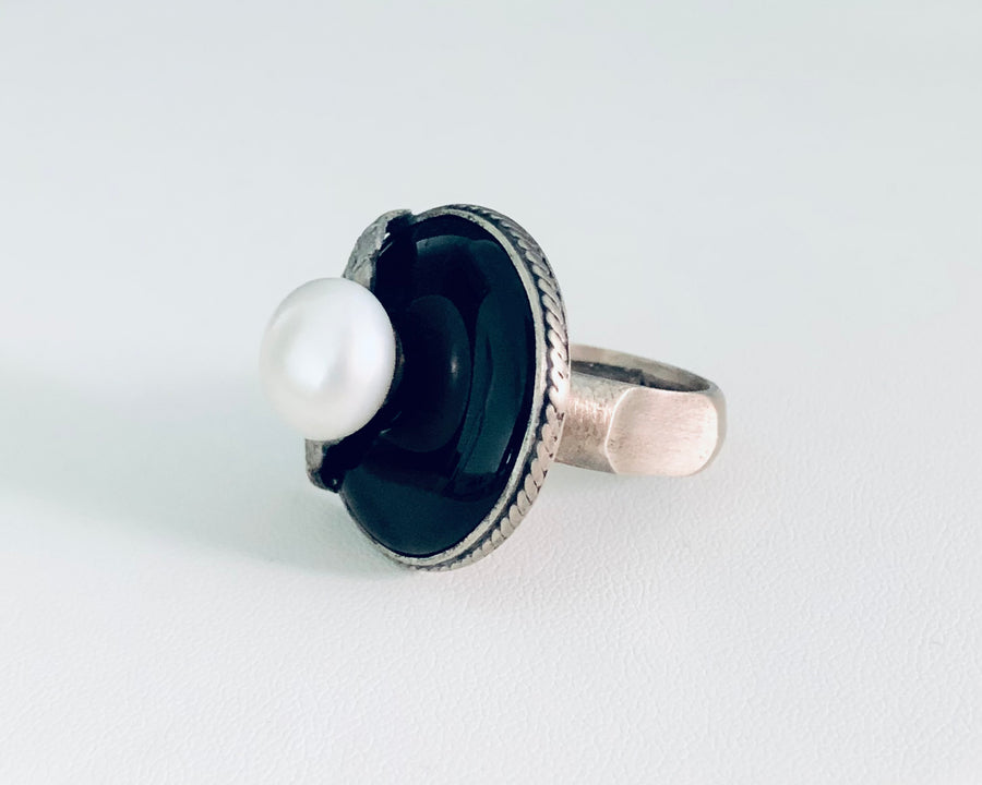 Onyx Pearl Leaf Ring