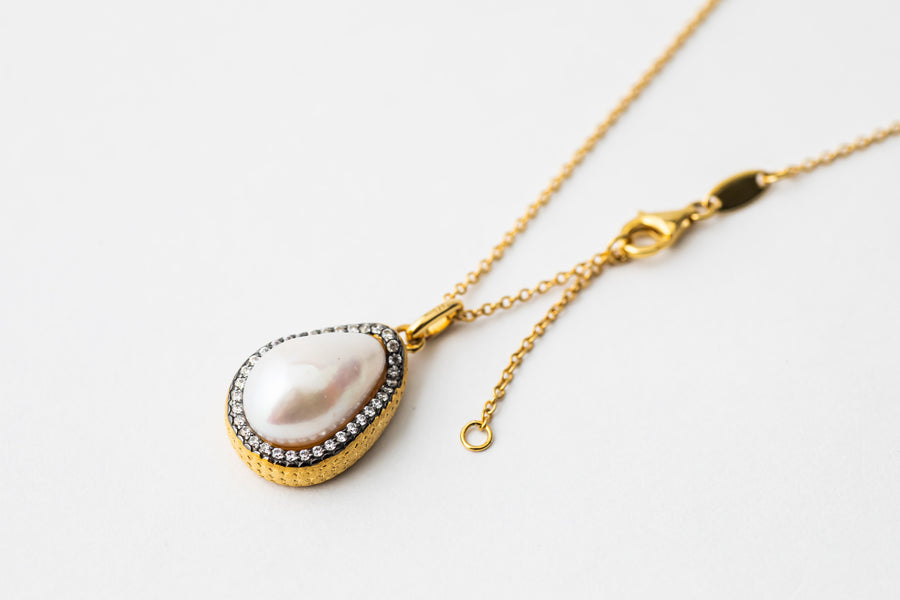 Large Baroque Pearl Pendant (Gold)